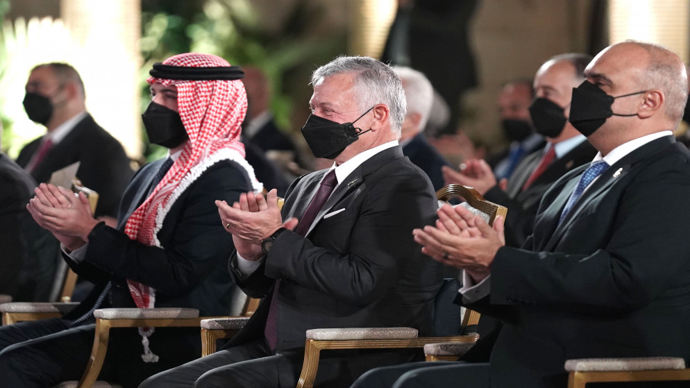 الملك يكرم مجموعة من الشخصيات خلال