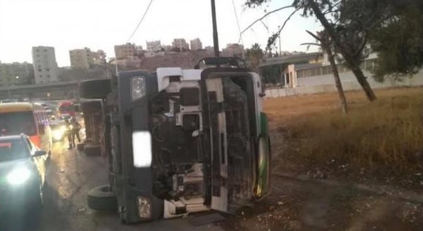 انقلاب خلاط اسمنت في تحويلة عين