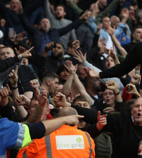 فيديو يظهر لحظة انهيار مدرج خلال