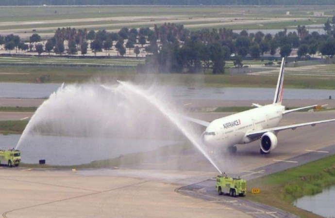 أسباب ’رش الطائرات‘ بالماء