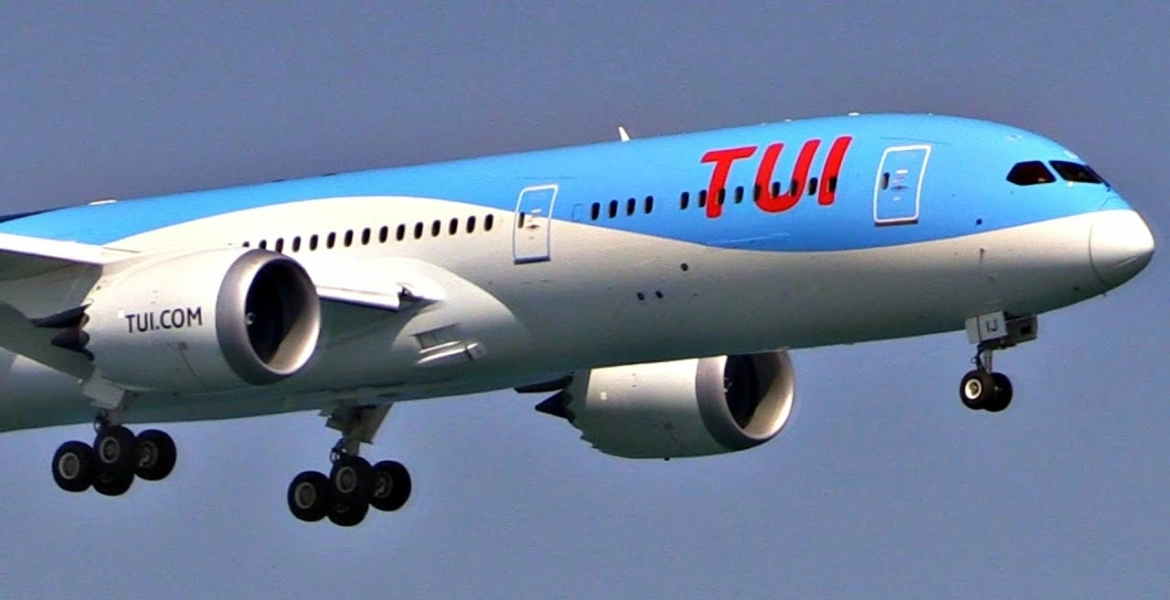 طائرة تلقي “فضلات” مرحاضها على مواطن