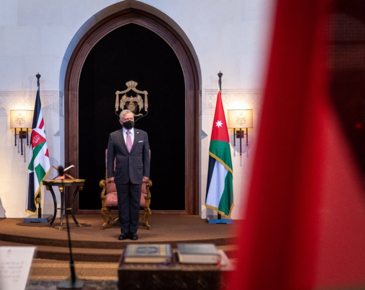 الملك يغادر أرض الوطن في جولة