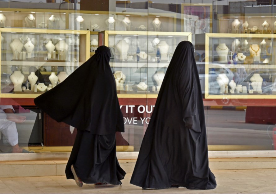 لكسب المشاهدات والمتابعات.. إيقاف خمسة سعوديين