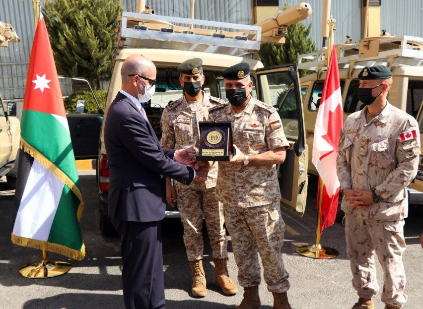 القوات المسلحة تستلم معدات من الجانب