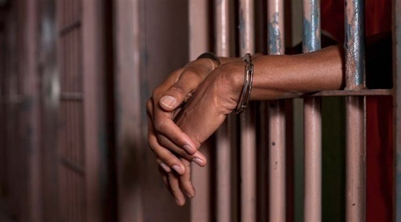 رجل يسلم نفسه للشرطة هربا من