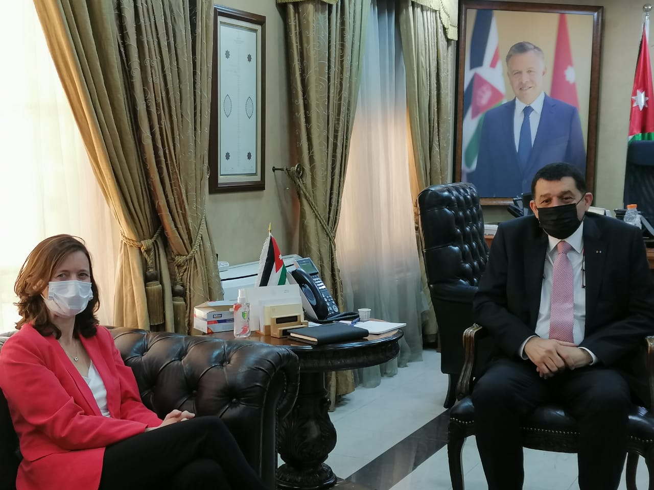 وزير العمل يستقبل السفيرة البريطانية