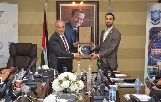 رئيس جامعة عمان الأهلية يكرم الفائز