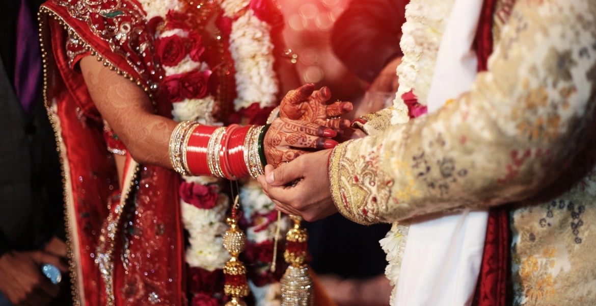 يبيع زوجته مقابل وجبة عشاء وهاتف