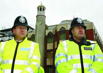 مجموعات بريطانية متطرفة تطارد اللاجئين الأفغان