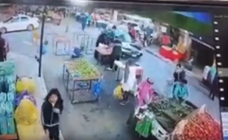 حادث سير غريب.. سيدة تقتحم سوق