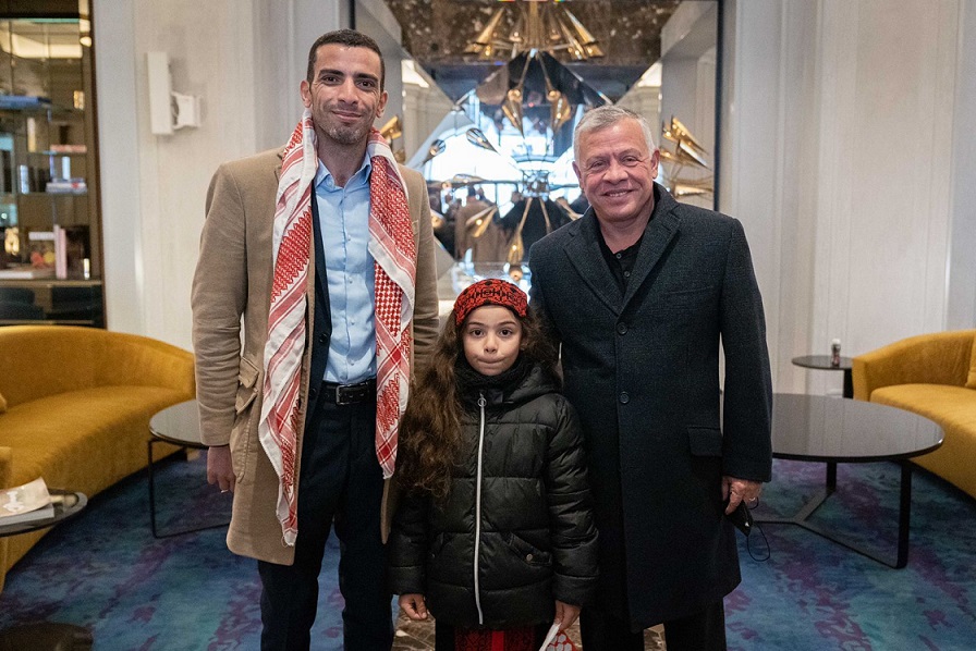 الملك يلتقي محمد المناعي رئيس الجالية