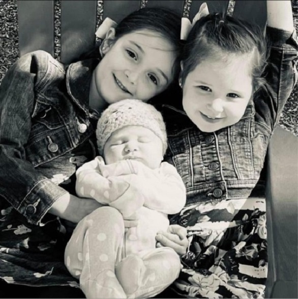 تلد ثلاث بنات في نفس التاريخ