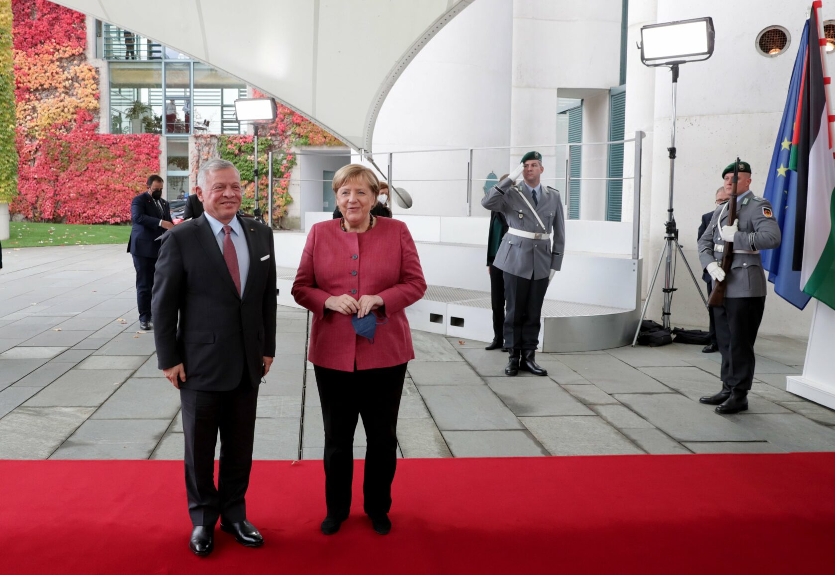 الملك يمنح المستشارة الألمانية ميركل وسام