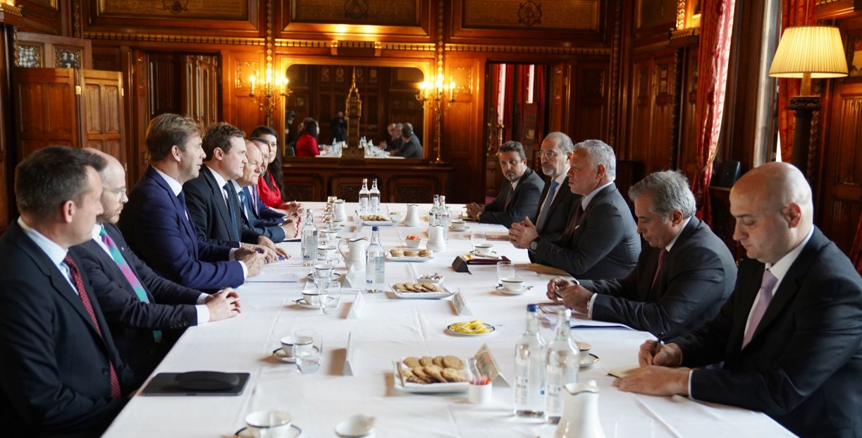 الملك يلتقي رئيسي وأعضاء لجنتي الشؤون