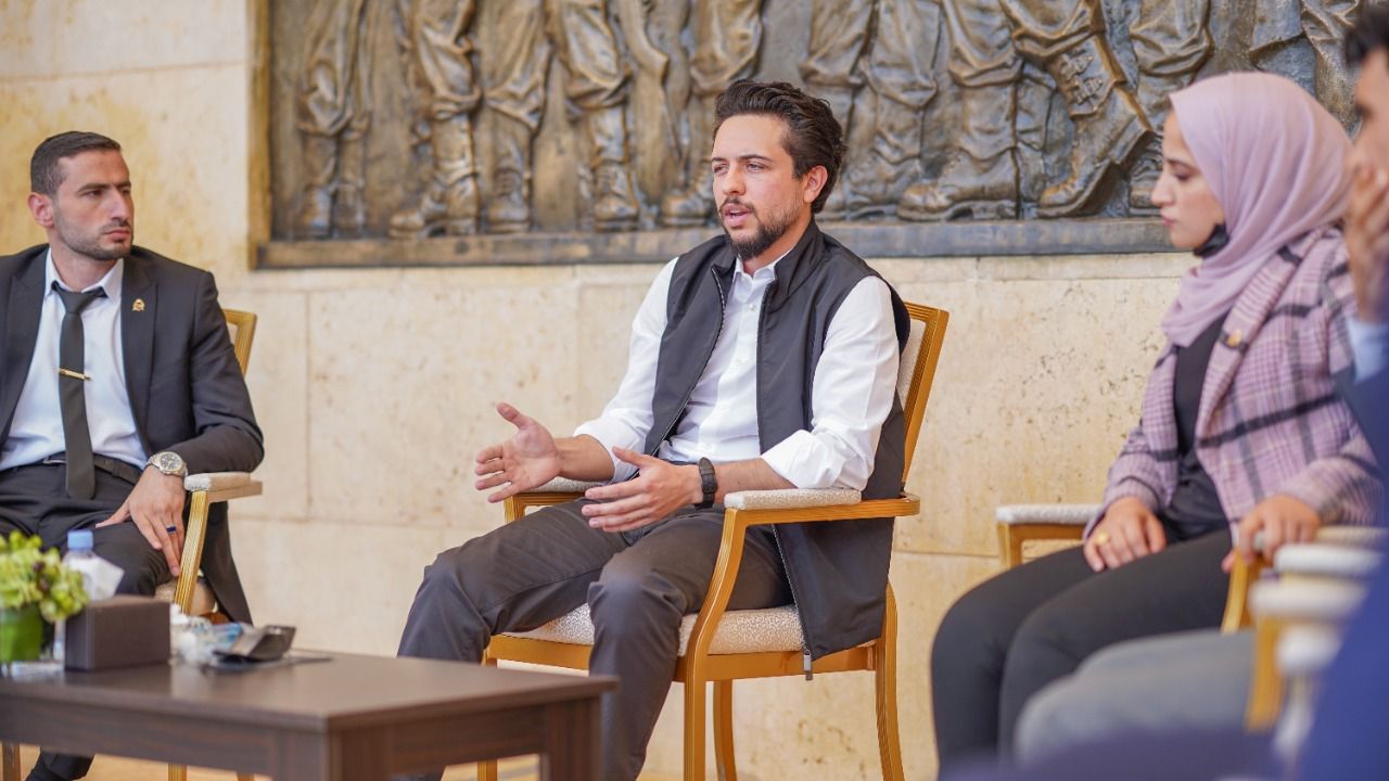 ولي العهد يلتقي بشباب من مختلف