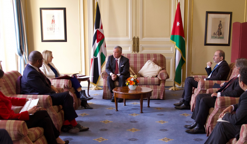 الملك يؤكد ضرورة التوصل لحلول سياسية