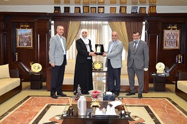 رئيس عمان الاهلية يكرم د.منال عباس