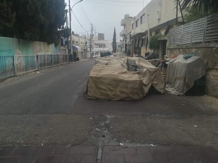 أمام مسجد في العاصمة عمان.. إلى