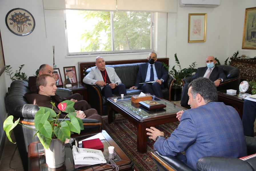 وزير السياحة يلتقي الرئيس العام للرهبان