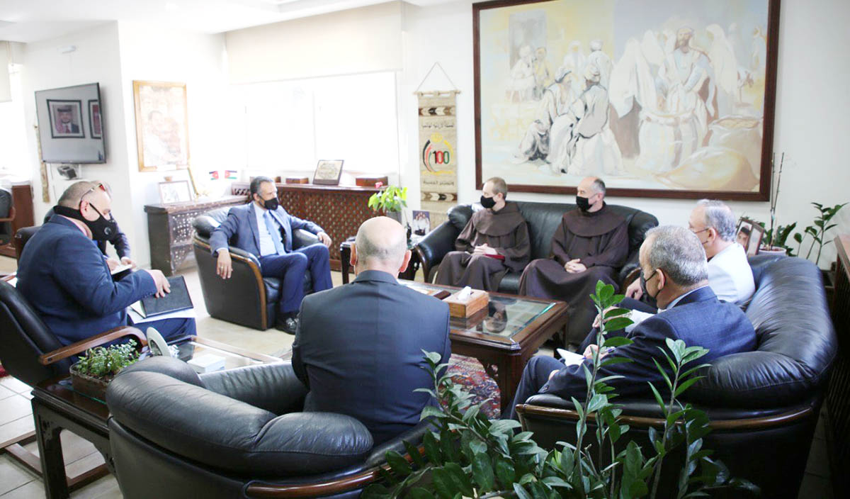 الفايز يبحث زيادة أعداد القادمين من