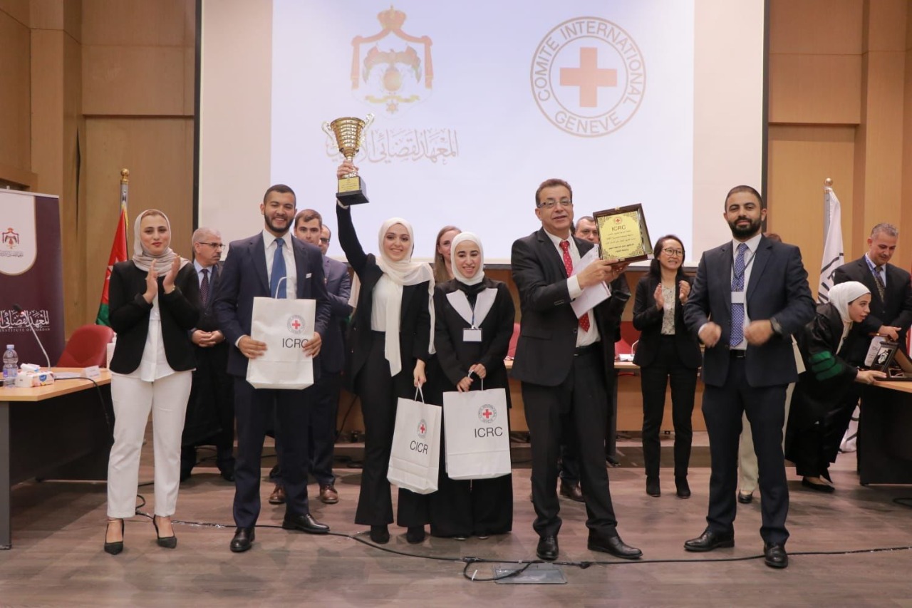 جامعة البترا تحرز كأس بطولة المحاكمة