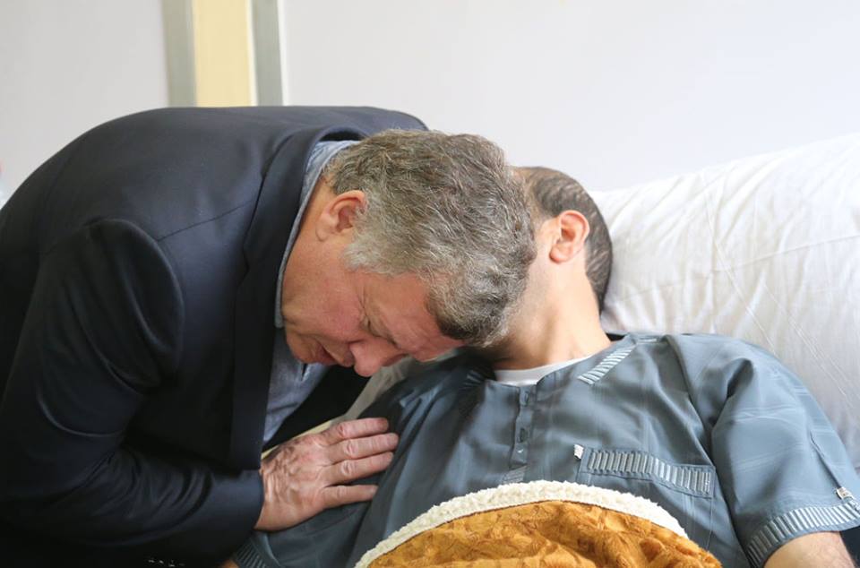 الملك يعود مصابي الحادث الإرهابي (صور)