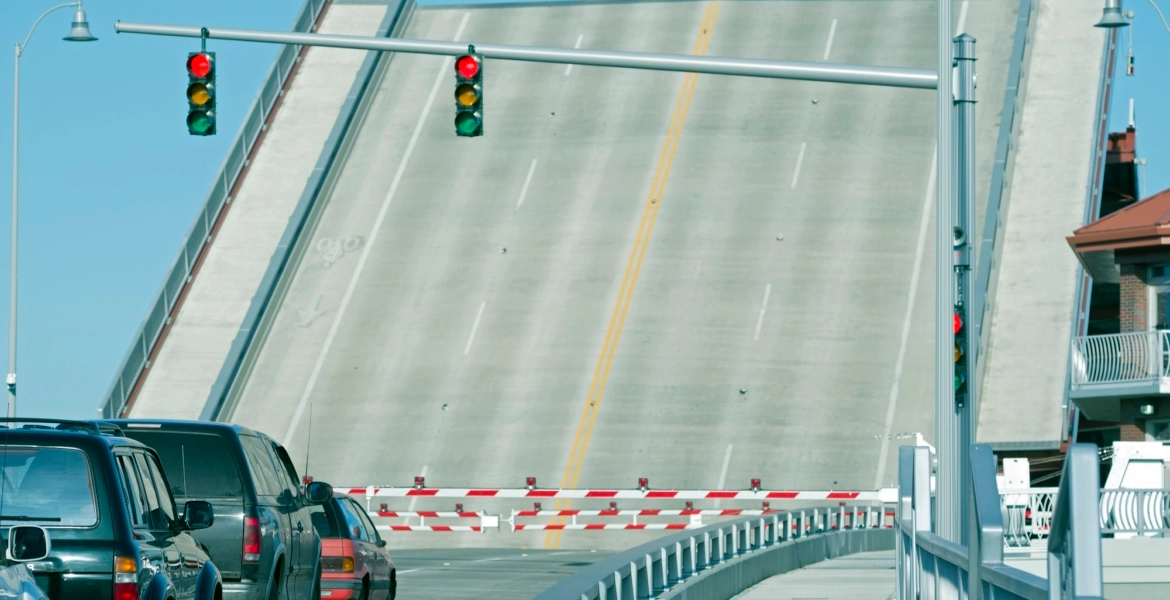 فيديو يحبس الأنفاس لجسر متحرك يرتفع