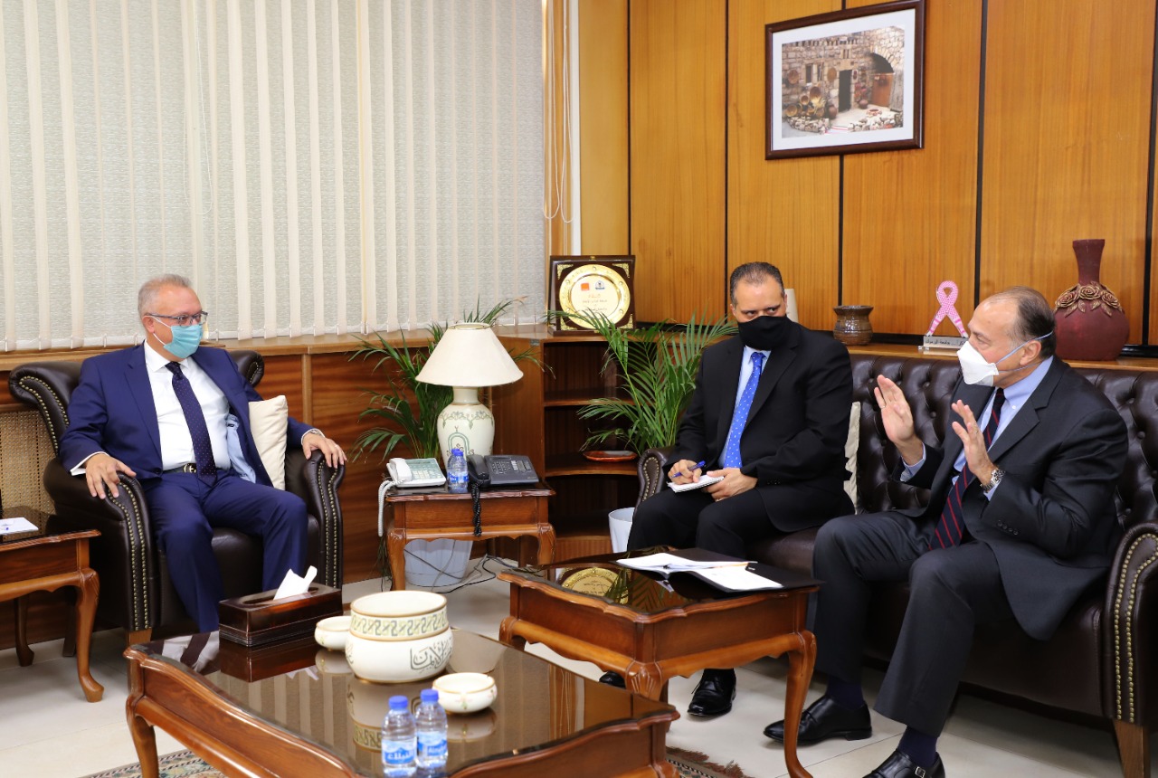 السفير الأمريكي هنري ووستر في جامعة