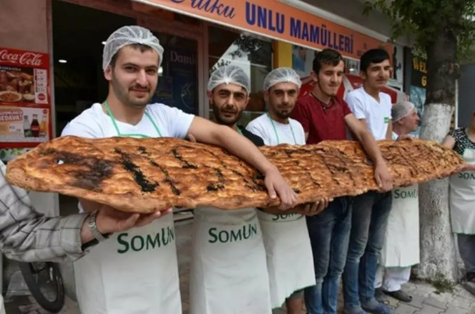 خباز تركي يصنع ’رغيف رمضان‘ بطول