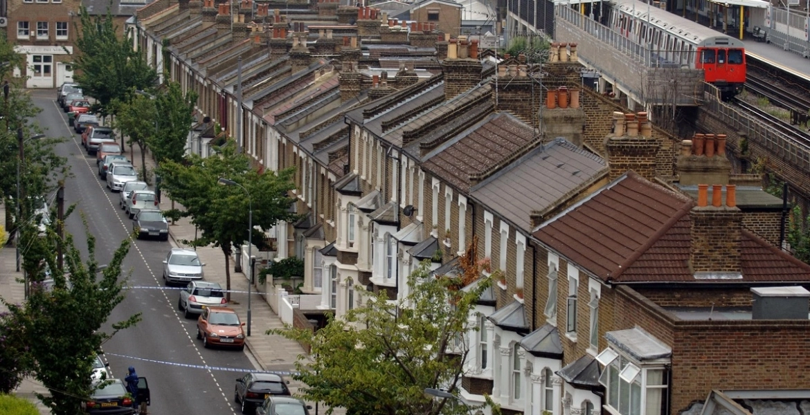 دخلوه وأزالوا جميع الأثاث بغيابه رجل