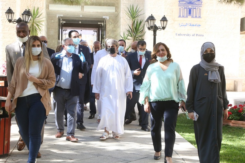 السفير العماني هلال المعمري يحضر اليوم