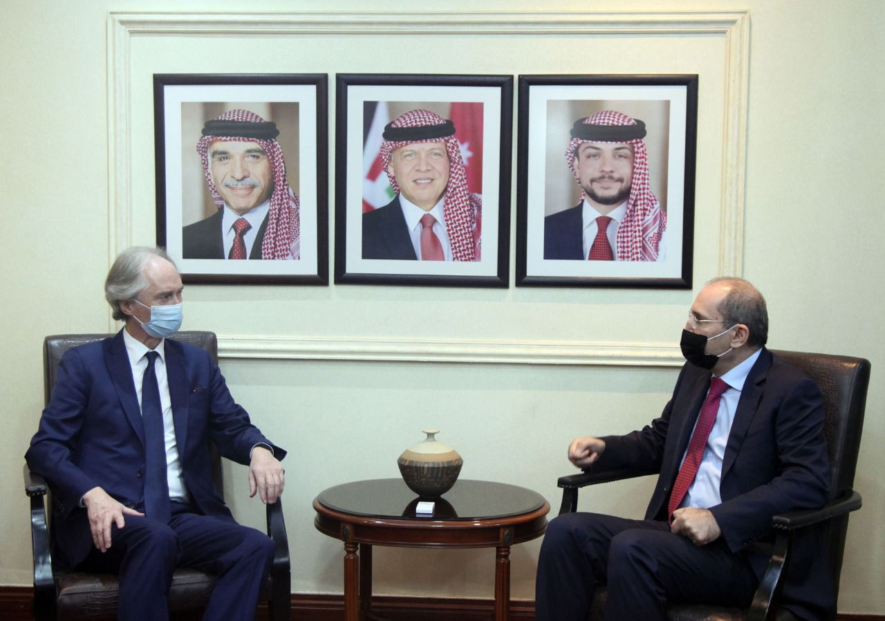 الصفدي يبحث مع بيدرسون حل الأزمة