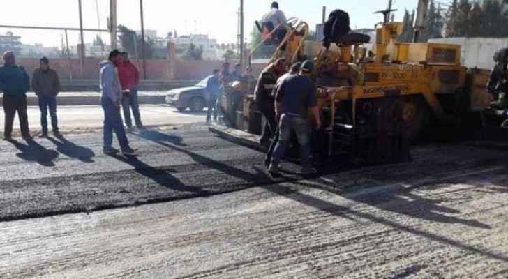 ’الأمانة‘ تنفذ أعمال تعبيد على طريق