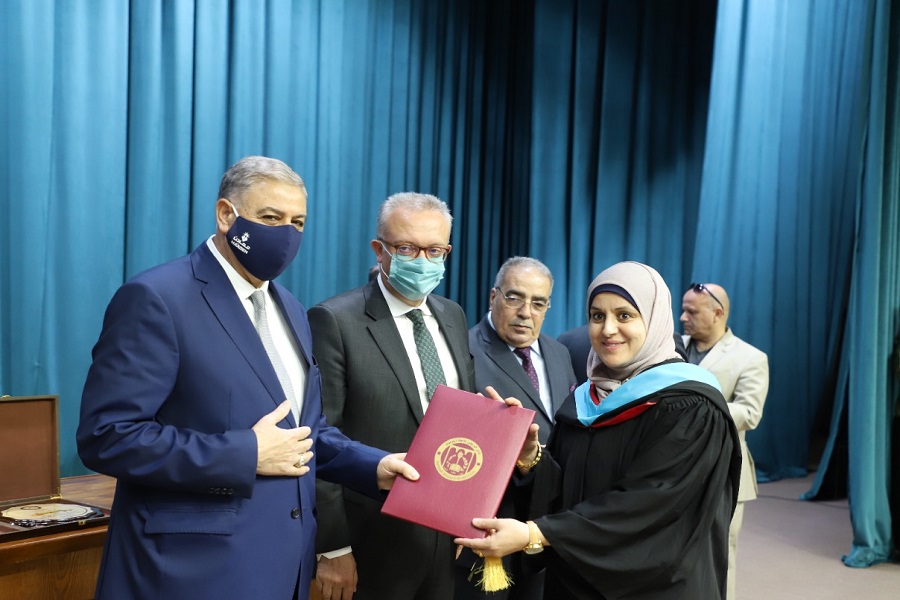 أبو هديب يرعى احتفال نادي خريجي