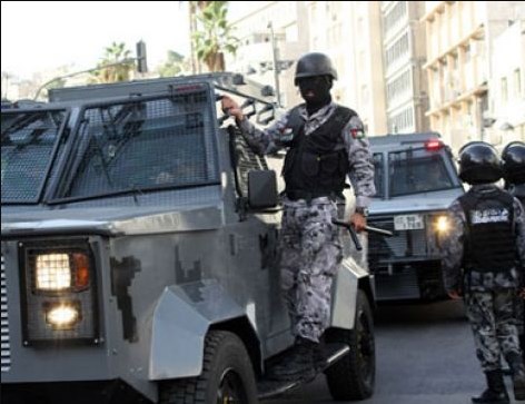 قوة أمنية تلقي القبض على «خطير