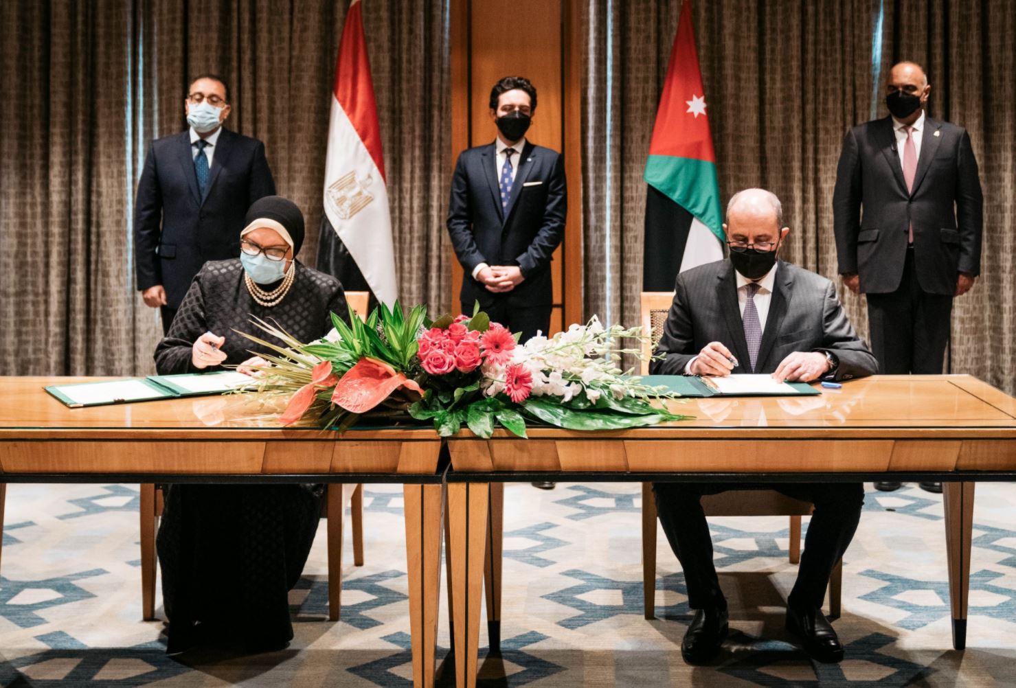 ولي العهد يشهد توقيع مذكرتي تفاهم