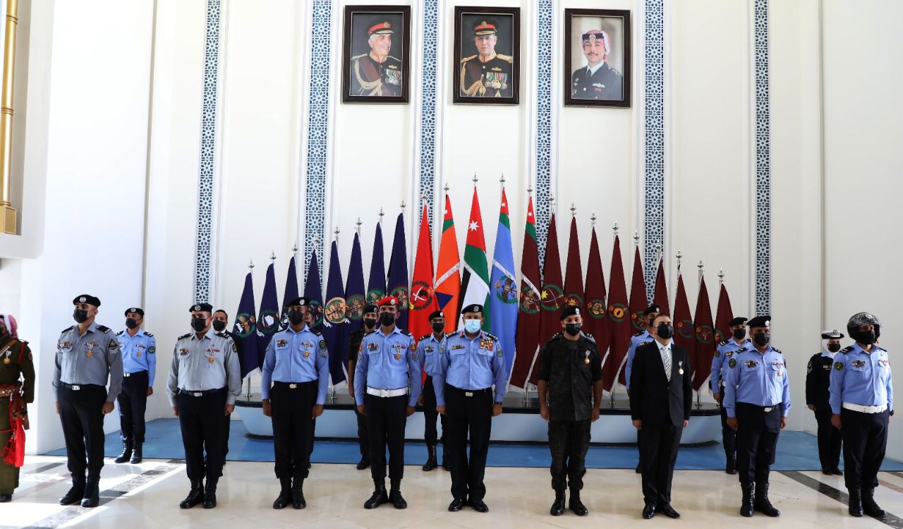 مدير الأمن العام يقلد ميدالية مئوية