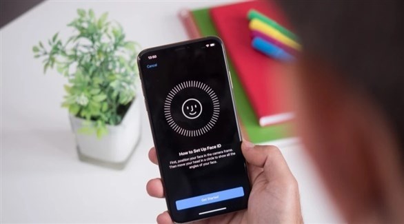 طفلة تنقذ عائلتها بفتح هاتف والدها