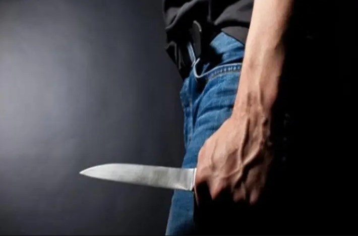 شاب يطعن والده ويحاول حرقه في