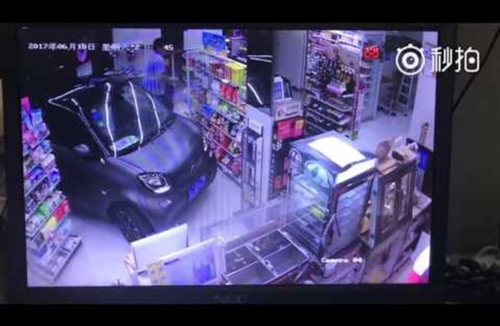 رجل صيني كسول يدخل بسيارته داخل