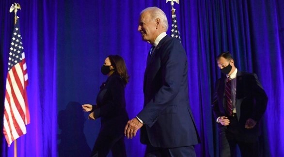 فريق بايدن يبحث إجراءات لخفض أسعار