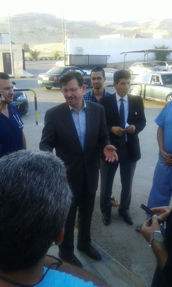 وزير الصحة يزور مستشفيات حكومية ويبدي