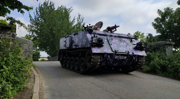 تاكسي الدبابة.. بريطاني ينشئ أغرب مشروع