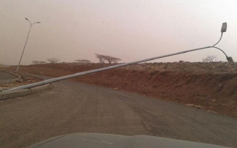 سقوط أعمدة ضغط بسبب الرياح الشديدة