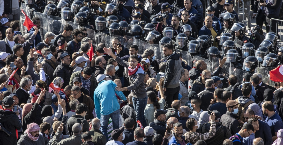 آلاف التونسيين يحتجون رفضا لقرارات سعيد