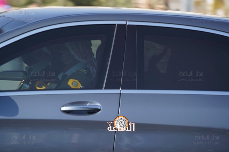 شاهد.. الموكب الملكي الاحمر يشق طريقه