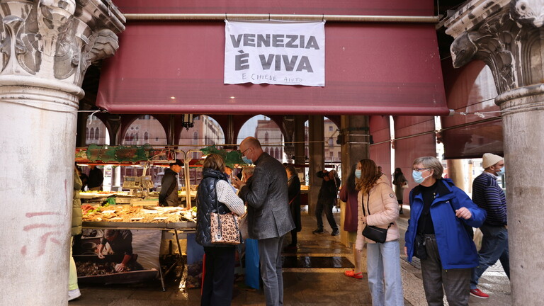 إيطاليا تنفي إمكانية العودة لفرض إلزامية