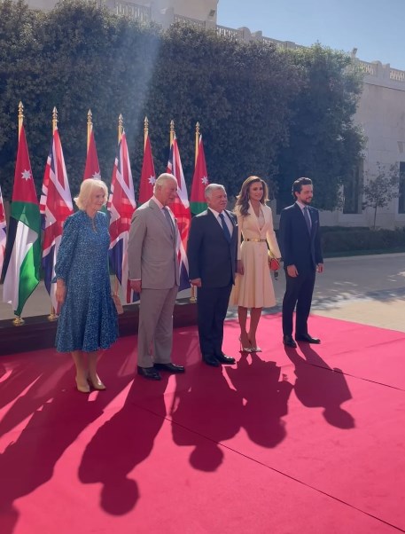 الملك والملكة وولي العهد يستقبلون الأمير