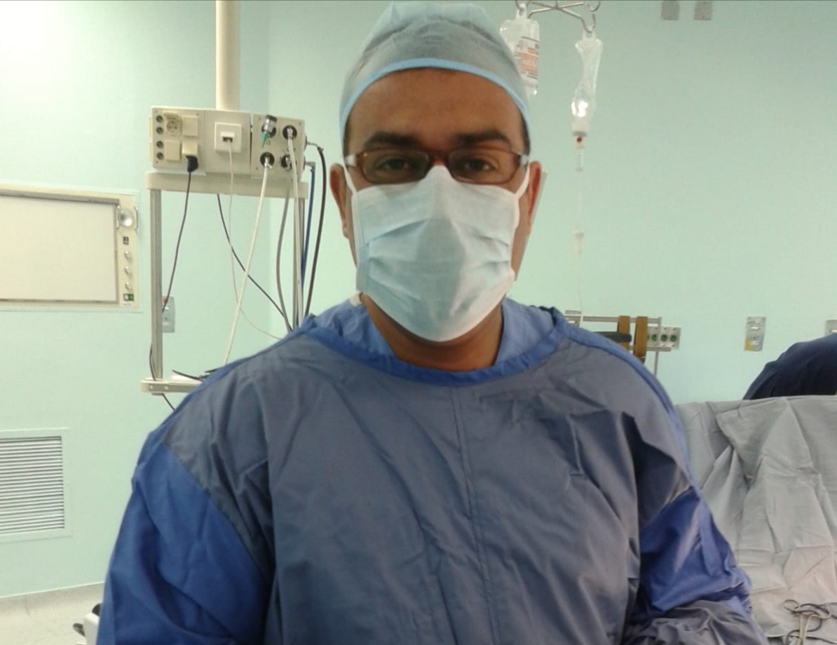 د. حازم مقابلة وفريقه الجراحي بالمستشفى