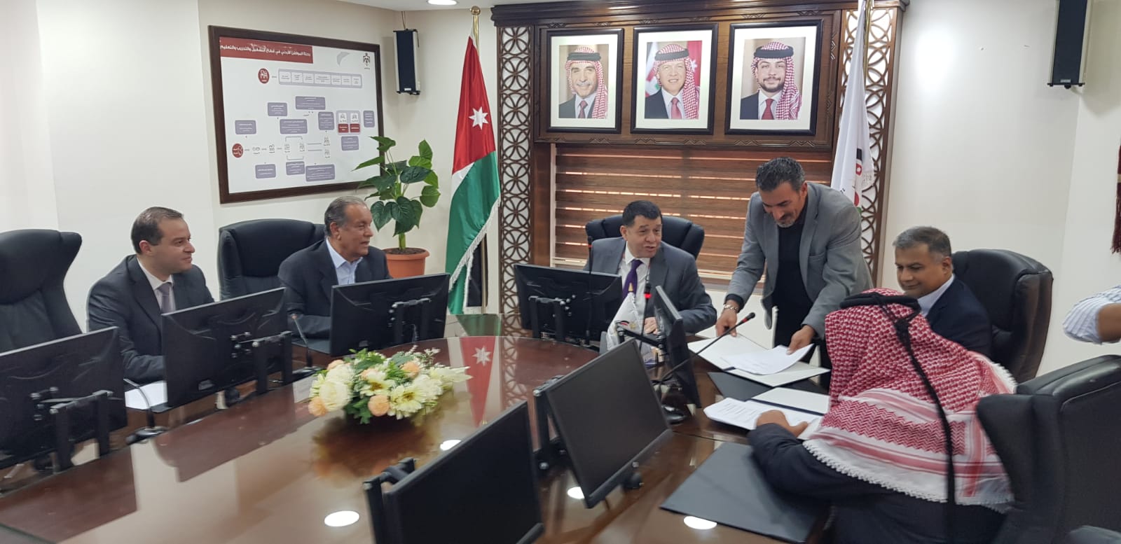 توقيع عقد جماعي في وزارة العمل